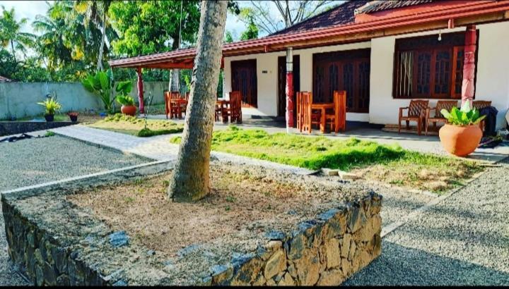 Tharurashmi Sea Pond Villa & Surf Hostel - Hiriketiya ดิคเวลลา ภายนอก รูปภาพ