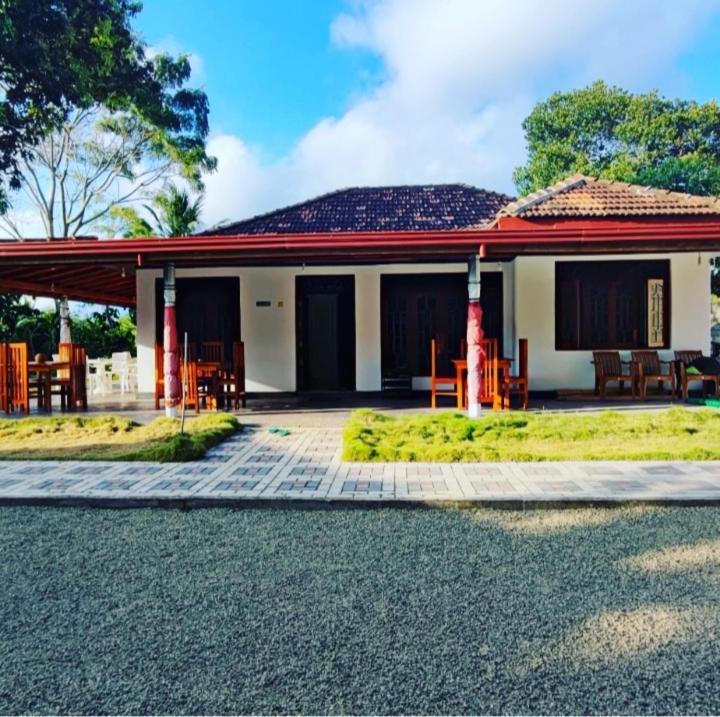 Tharurashmi Sea Pond Villa & Surf Hostel - Hiriketiya ดิคเวลลา ภายนอก รูปภาพ